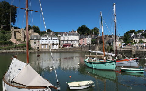 Maison Ker Anna: Water, Boat, Sky, Watercraft, Vehicle, Building, Boats And Boating--Equipment And Supplies, Body Of Water, Mast, Lake
