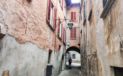 Lisetta: Building, Window, Car, Vehicle, Road Surface, House, Neighbourhood, Road, Facade, Alley