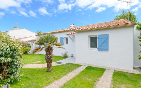 Ile de Noirmoutier 651: Sky, Cloud, Plant, Building, Property, Window, House, Land Lot, Tree, Grass