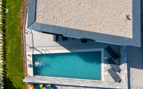 Villa Visum Mare Unus: Water, Rectangle, Plant, Gas, Building, Composite Material, Wood, Facade, Urban Design, Concrete