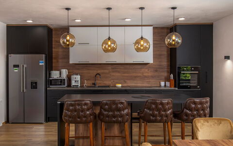 Villa Visum Mare Unus: Table, Picture Frame, Building, Wood, Flooring, Floor, Living Room, Hardwood, Dining Room, House