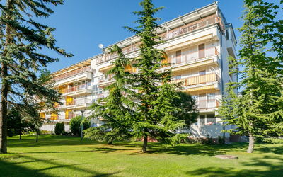 Zamardi 101: Building, Plant, Sky, Daytime, Property, Leaf, Window, Tree, Architecture, Tower Block