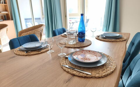 Le Victor Hugo: Furniture, Tableware, Serveware, Table, Wood, Dishware, Dining Room, Textile, Plate, Porcelain