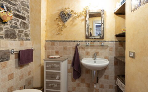 La Vecchia Stalla: Mirror, Brown, Tap, Sink, Plumbing Fixture, Property, Bathroom Sink, Bathroom Cabinet, Bathroom, Purple