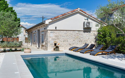 Stanca: Sky, Water, Plant, Property, Cloud, Building, Azure, Tree, Swimming Pool, Architecture