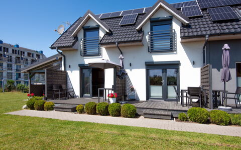 Nemo: Roof, Home, House, Residential Area, Cottage, Siding, Door, Awning, Estate, Farmhouse