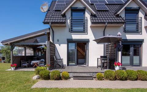 Nemo: Roof, House, Home, Residential Area, Cottage, Awning, Door, Siding, Balcony, Estate