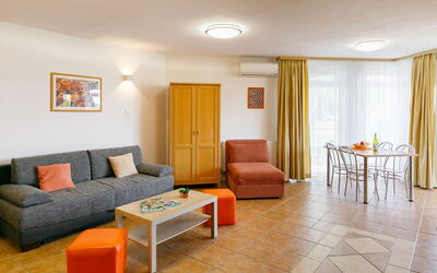 Accommodation:&nbsp;Charlie 101.1