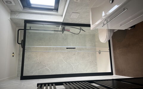 De Zeeparel: Building, Wood, Window, Line, Floor, Flooring, Rectangle, Ceiling, Automotive Exterior