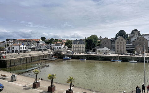 Les Terrasses de Pornic: Building, Neighbourhood, Channel, Human Settlement, Canal, Reflection, Dock, Resort Town