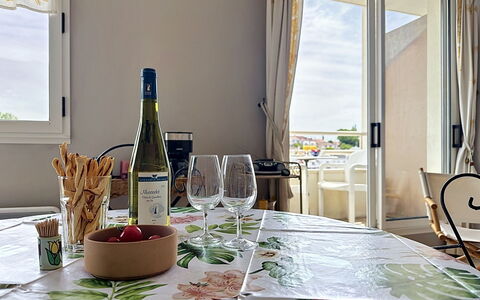 Les Terrasses de Pornic: Furniture, Table, Tableware, Chair, Tablecloth, Kitchen & Dining Room Table, Serveware, Interior Design, Dining Room, Drinkware