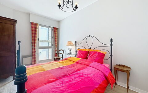 Les Terrasses de Pornic: Furniture, Interior Design, Bed, Bedroom, Flooring, Floor, Wood, Bed Sheet, Ceiling, Bedding