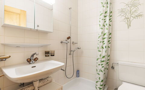 Pavillons a: Plumbing Fixture, Mirror, Property, Sink, Tap, Plant, Bathroom, Bathroom Sink, Shower Head, Interior Design