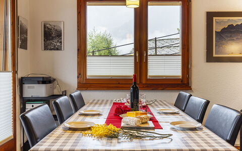 Pavillons a: Table, Furniture, Property, Picture Frame, Tableware, Window, Food, Wood, Textile, Interior Design