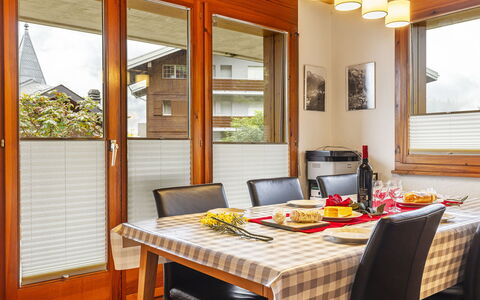 Pavillons a: Table, Furniture, Property, Window, Tableware, Wood, Interior Design, Chair, Food