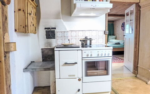 Chalet Heidi: Cabinetry, Property, Countertop, Kitchen Appliance, Kitchen Stove, Kitchen, Building, Wood, Home Appliance, Interior Design