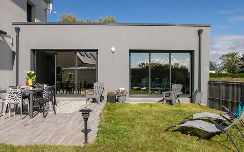 La Villa du Pêcheur: Sky, Property, Plant, Building, Shade, Land Lot, Urban Design, Grass, Residential Area, Leisure