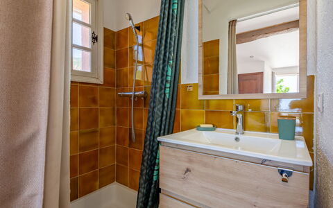 Maison Mime: Mirror, Tap, Plumbing Fixture, Sink, Building, Bathroom, Bathroom Sink, Bathroom Cabinet, Wood