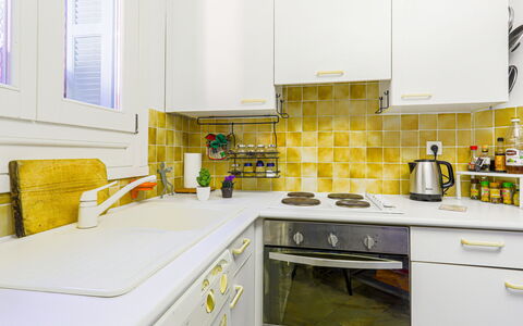 Le Palais Foch: Cabinetry, Kitchen Sink, Countertop, Tap, Sink, Building, Kitchen Stove, Kitchen, Kitchen Appliance, Cooktop