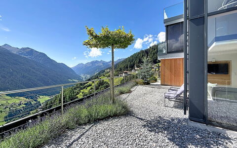 Skyline Retreat: Balcony, Daylighting