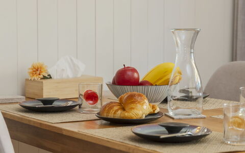 Chalet Anita: Food, Tableware, Furniture, Table, Serveware, Fruit, Ingredient, Dishware, Plate