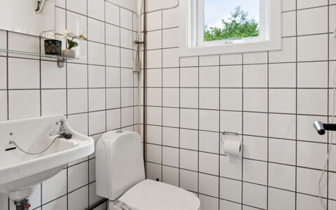Heidl - 1.3Km to the Fjord: Toilet Seat, Plumbing Fixture, Wall, Bathroom, Toilet, Flooring, Floor, Plumbing, Sink, Composite Material