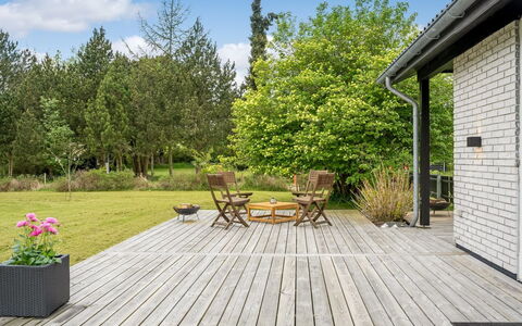 Ginie - 600M from the Sea: Roof, House, Home, Cottage, Door, Siding, Deck, Porch, Plank, Hardwood