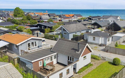 Paula - 80M from the Sea: Blue, Shrub, Cottage, Groundcover, Garden, Estate, Shade, Landscaping, Farmhouse, Eco Hotel