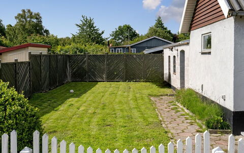 Paula - 80M from the Sea: Blue, Shrub, Cottage, Groundcover, Garden, Estate, Shade, Landscaping, Farmhouse, Eco Hotel
