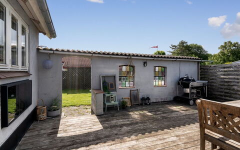 Paula - 80M from the Sea: Blue, Shrub, Cottage, Groundcover, Garden, Estate, Shade, Landscaping, Farmhouse, Eco Hotel