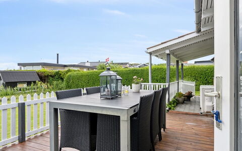 Diddi - 170M from the Sea: House, Home, Door, Roof, Cottage, Estate, Garden, Shade, Siding, Yard