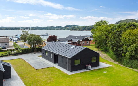 Stygg - 75M from the Sea: Blue, Shrub, Cottage, Groundcover, Garden, Estate, Shade, Landscaping, Farmhouse, Eco Hotel