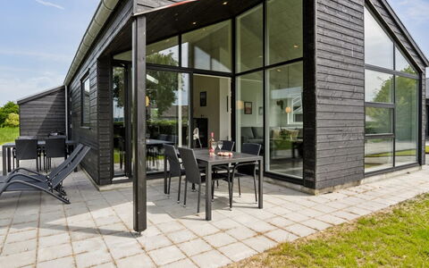Stygg - 75M from the Sea: Blue, Shrub, Cottage, Groundcover, Garden, Estate, Shade, Landscaping, Farmhouse, Eco Hotel