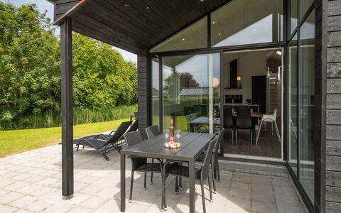Stygg - 75M from the Sea: Blue, Shrub, Cottage, Groundcover, Garden, Estate, Shade, Landscaping, Farmhouse, Eco Hotel
