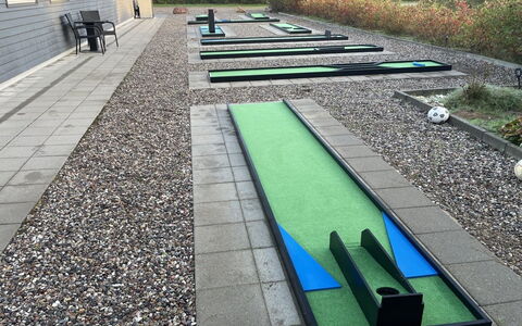 Amai - 4.5Km from the Sea: Artificial Turf, Walkway