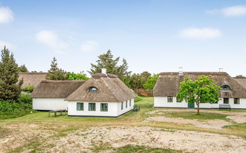 Wandrath - 2Km from the Sea: House, Roof, Home, Cottage, Shed, Garden Buildings, Siding, Yard, Log Cabin, Hut