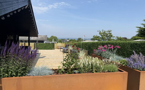Ofrath - 350M to the Fjord: Shrub, Garden, Landscaping, Shade, Yard, Backyard, Walkway, Flowerpot, Hedge, Herb