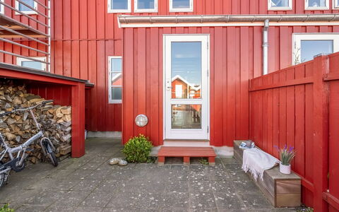 Ethly - 10M from the Sea: Roof, Home, Door, Cottage, Shade, Siding, Yard, Estate, Backyard