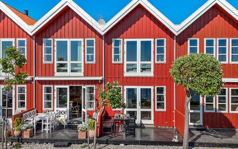 Ethly - 10M from the Sea: Roof, Home, Door, Cottage, Shade, Siding, Yard, Estate, Backyard