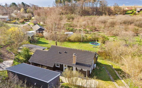 Usbjorn - 500M from the Sea: House, Roof, Residential Area, Home, Landscape, Cottage, Rural Area, Land Lot, Human Settlement, Estate