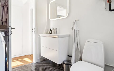 Usbjorn - 500M from the Sea: Flooring, Interior Design, Floor, Plumbing Fixture, Plumbing, Toilet, Room, Bathroom, Toilet Seat, Ceiling