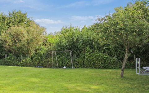 Milrid - 100M from the Sea: Grass, Shrub, Garden, Land Lot, Lawn, Shade, Meadow, Landscaping, Yard