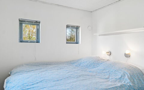 Milrid - 100M from the Sea: Ceiling, Interior Design, Bedroom, Lighting, Room, Bed Sheet, Bedding, Bed, Light Fixture, Linens