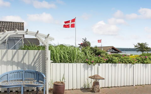 Michel - 25M from the Sea: Shrub, Garden, Fence, Shade, Picket Fence, Flowerpot, Landscaping, Home Fencing, Yard, Houseplant
