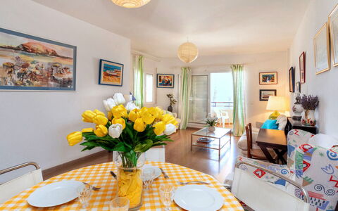 Maritim Ii: Table, Furniture, Plant, Tableware, Flower, Property, Picture Frame, Chair, Vase, Decoration