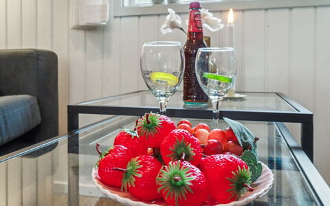Zekine - 200M from the Sea: Fruit, Tableware, Produce, Food, Natural Foods, Serveware, Ingredient