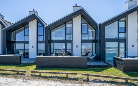 Eleanore - 25M from the Sea: Wood, Home, Porch, Deck, Hardwood, Roof, Wood Stain, Wood Flooring, Eco Hotel