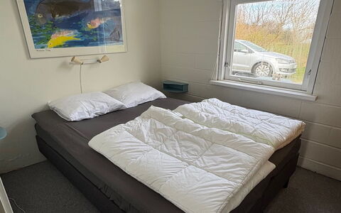 Hansen - 600M from the Sea: Bedroom, Bed, Bedding, Bed Sheet, Furniture, Floor, Bed Frame, Linens, Pillow