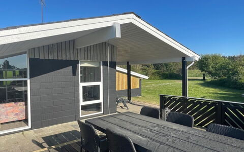 Hansen - 600M from the Sea: Siding, Cottage, Shade, Yard, Porch, Lawn, Garden Buildings, Wood Stain, Hardwood, Plank