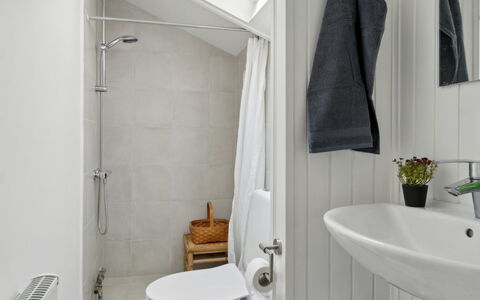Karl - 4Km from the Sea: Bathroom, Plumbing Fixture, Wall, Interior Design, Flooring, Sink, Floor, Toilet, Tap, Plumbing